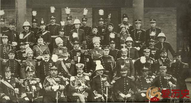 Generales y oficiales aliados en la Ciudad Prohibida.